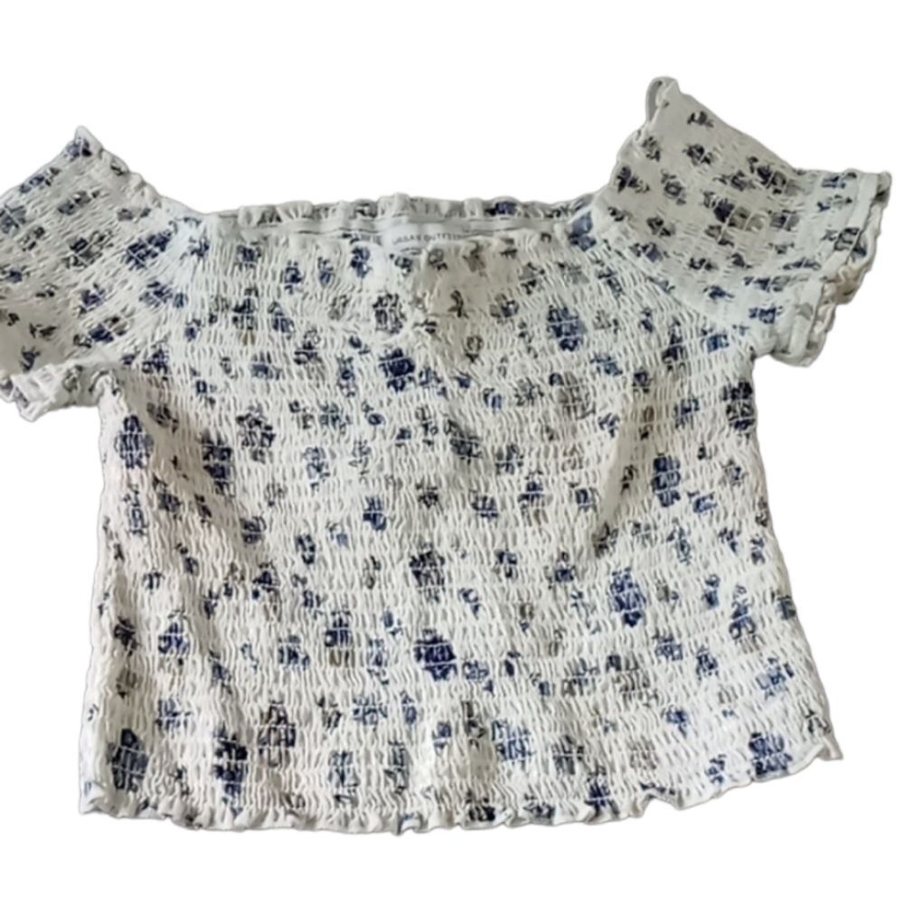 Off shoulder crop smocked top S